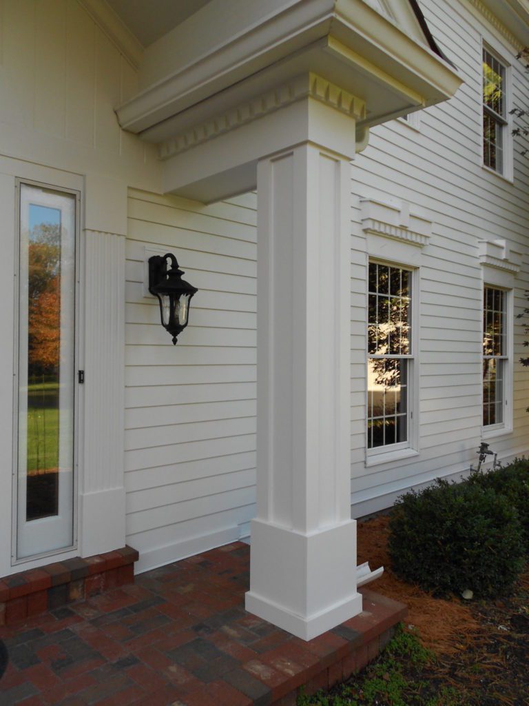 White siding on a home in St. Louis. White is a great siding color for St. Louis homes.