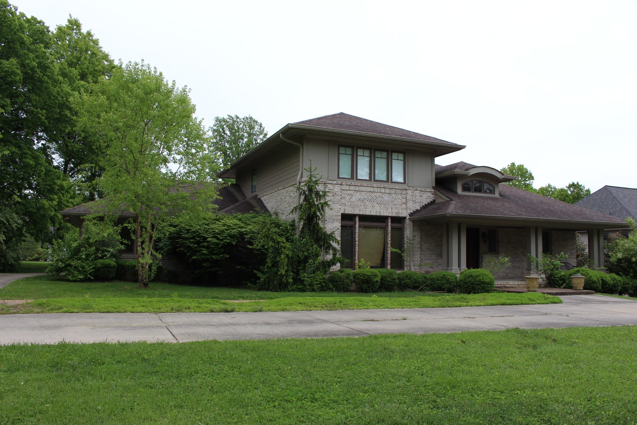 James Hardie Khaki Brown lap siding and painted trim in Olivette, Missouri